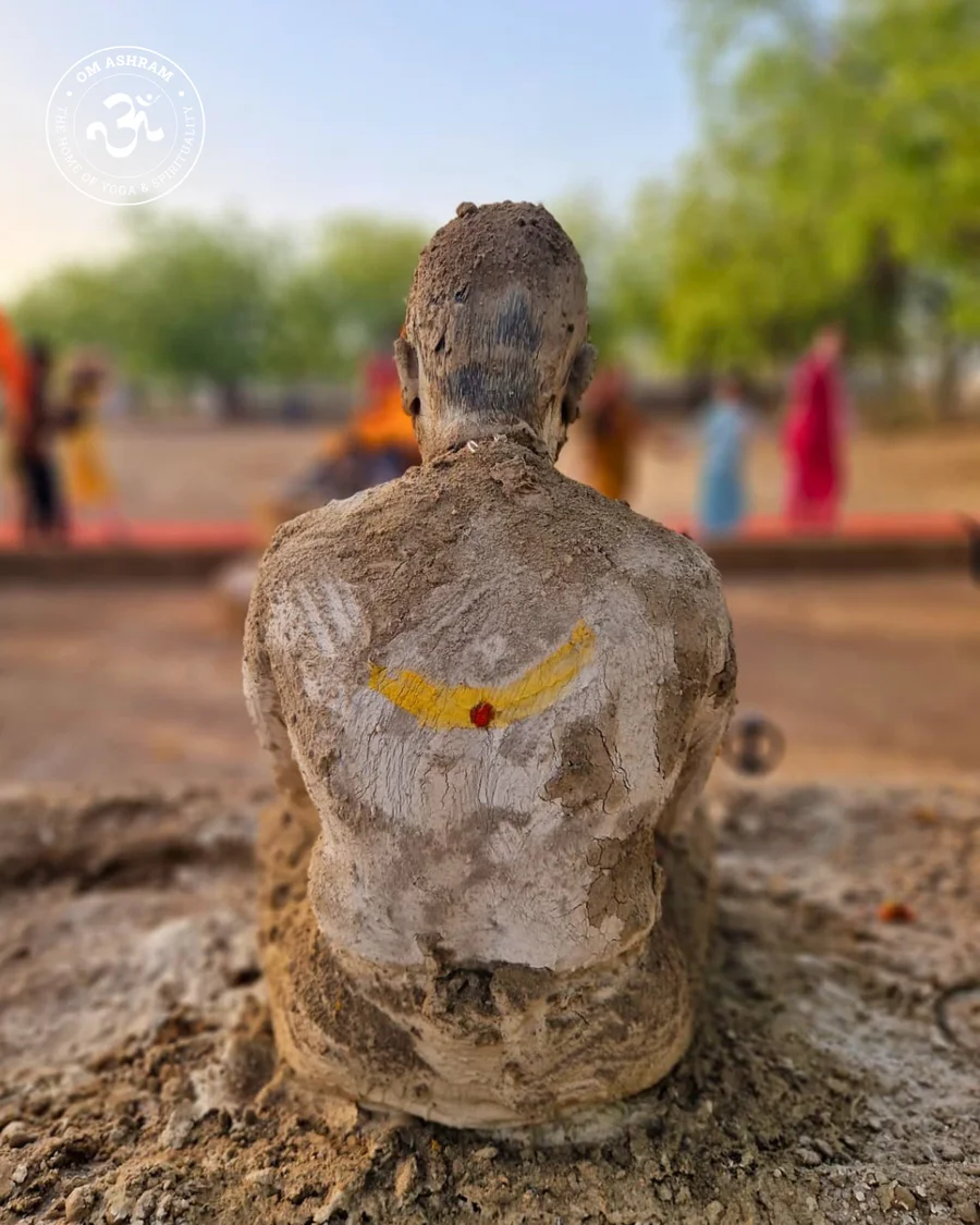 Close up of the Chandra-bindu symbol on Pujya Maharaj JI’s back.